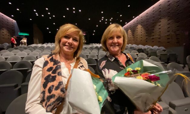 Bloemen voor jubilarissen bij theatergroep Pol Stas