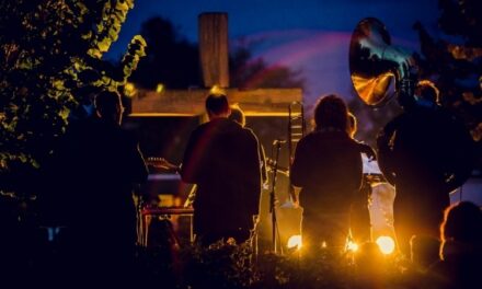 Haspengouwse gemeenten op 1 november. “Reveil is samen onze overledenen herdenken in stilte, met ingetogen muziek en poëzie”