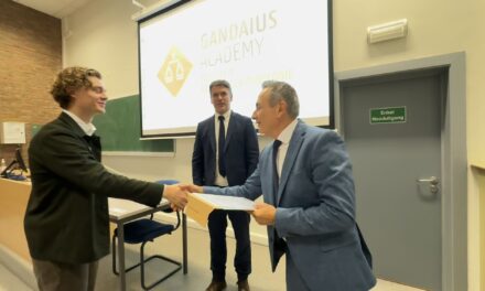 Truienaar en VTM-journalist Faroek Özgünes krijgt bekroning voor opleiding aan UGent