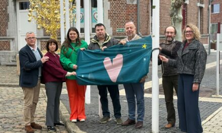 Landen hijst Koestervlag en herdenkt overleden kinderen tijdens Wereldlichtjesdag