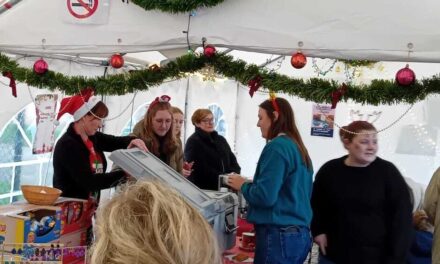 Warme verbondenheid en mooie opbrengst op Kerstmarkt op Ter Heide in Hoepertingen. “Onze gasten gaan heel blij zijn met de kook- en speltafel”
