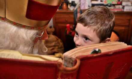 Sinterklaas voelt zich gezegend met de vele briefjes. “Als kinderen iets schrijven, maakt me dat ontzettend blij!”