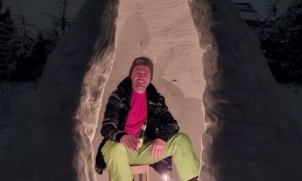 BEELD VAN DE DAG. Gunther maakt een sneeuwhut voor zijn dochtertje