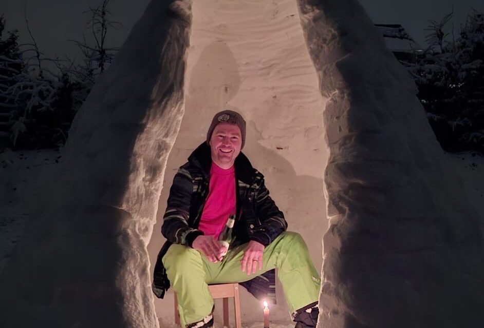 BEELD VAN DE DAG. Gunther maakt een sneeuwhut voor zijn dochtertje