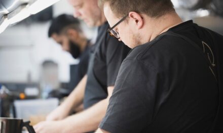 Chef-kok Seppe Bleus uit Sint-Truiden kookt 500 porties wildstoverij voor de armen
