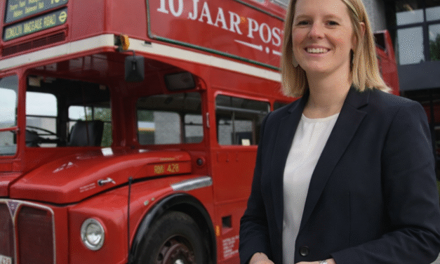 Zaakvoerdster Stephanie van ontbijtzaak ‘Posterijen’ aan Stapelstraat/Sint-Martenplein viert 10-jarig jubileum in Verloure Moondagstoet met klassieke dubbeldekkerbus waarin ze trouwde