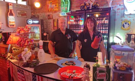 H27-reeks: Retro Style Friends brengt nostalgie en gezelligheid samen in Hangar 27. “Oldtimers, rock’n roll en rockabilly muziek”
