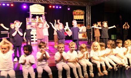 Leerlingen brengen actuele schoolmusical op het podium. “Deze voorstelling in Montenaken laat kinderen nadenken over keuzes in het dagelijks leven”