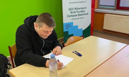Timo breekt Belgisch record tijdens Pi-dag in Atheneum Sint-Truiden door 5504 decimalen van buiten op te zeggen