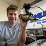 Radiopresentator Jorrit Ferket van Trudo FM bedenkt originele manier om het hoofd (en de kamer) koel te houden