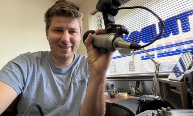Radiopresentator Jorrit Ferket van Trudo FM bedenkt originele manier om het hoofd (en de kamer) koel te houden