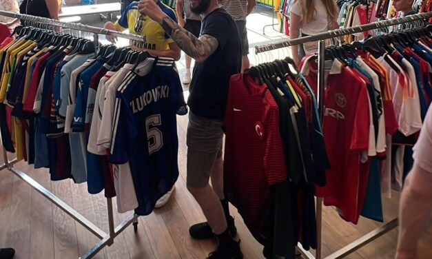 Eerste Balissta Vintage Voetbalmarkt in het stadion op Stayen