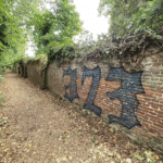 Opnieuw vandalisme in Sint-Truiden. Na Oud Atheneum is nu de historische muur van het Begijnhof getroffen