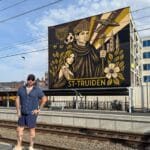 “Dit is mijn eerbetoon aan onze stad. Het is mijn en ons verhaal”. Bekijk afgewerkte muurschildering van Tom Herck aan het treinstation van Sint-Truiden